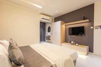 cvrs hotel glass bird