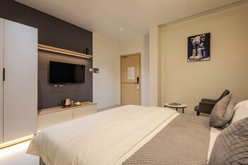 cvrs hotel glass bird