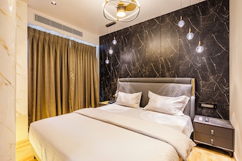 cvrs hotel glass bird