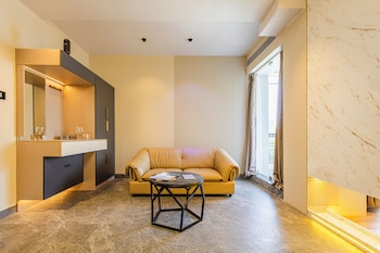 cvrs hotel glass bird