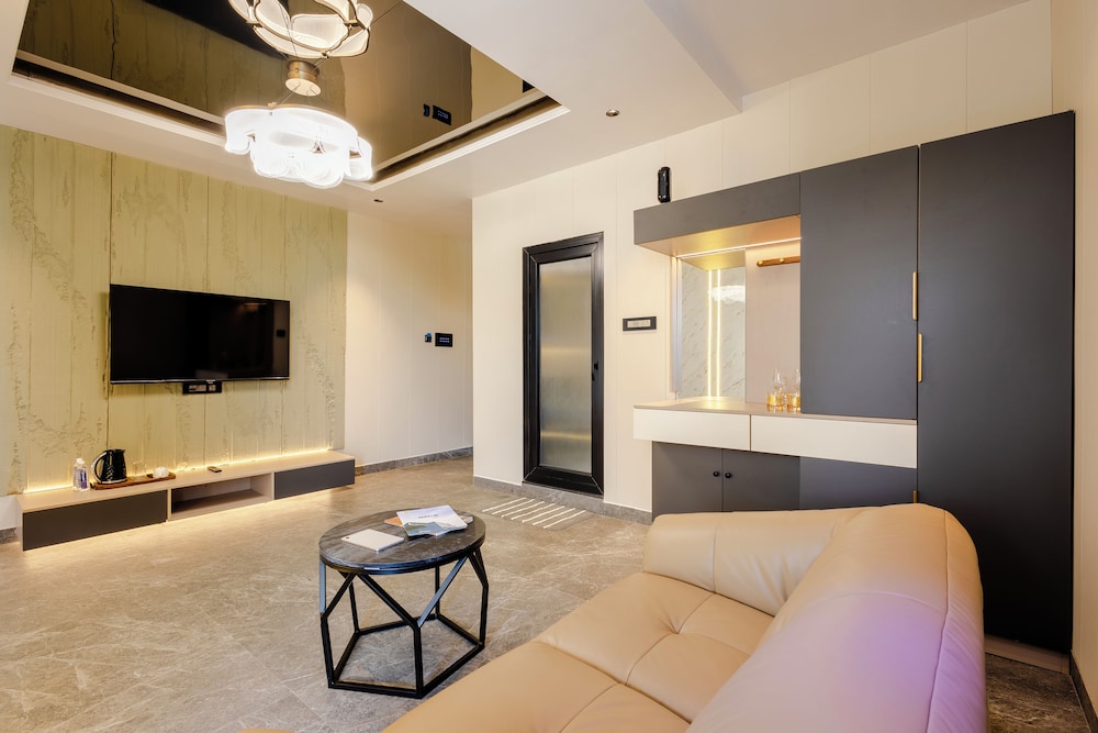 cvrs hotel glass bird