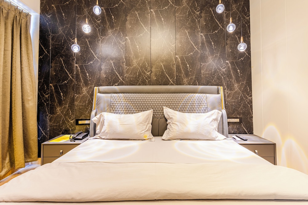 cvrs hotel glass bird