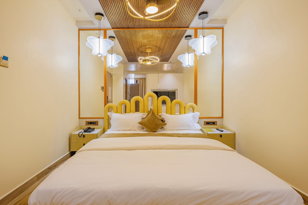 cvrs hotel glass bird