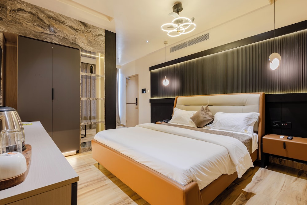 cvrs hotel glass bird