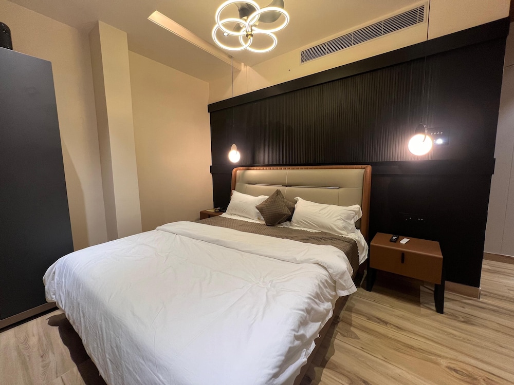 cvrs hotel glass bird