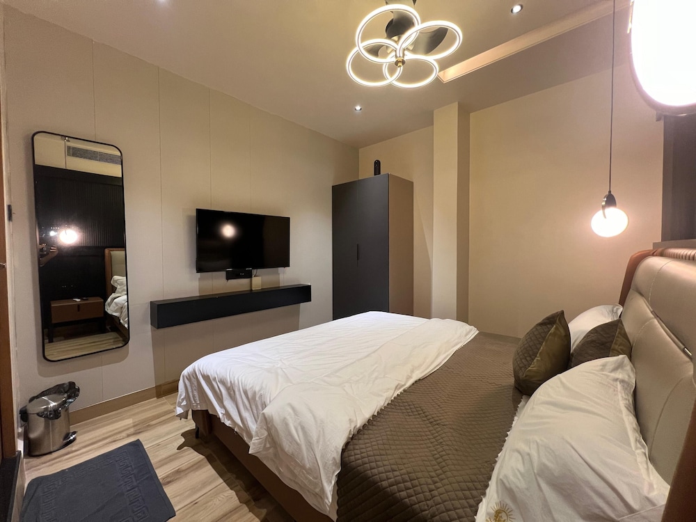 cvrs hotel glass bird