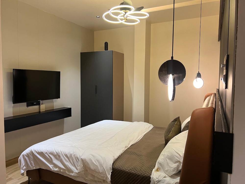 cvrs hotel glass bird