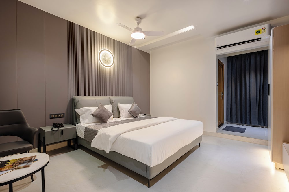 cvrs hotel glass bird