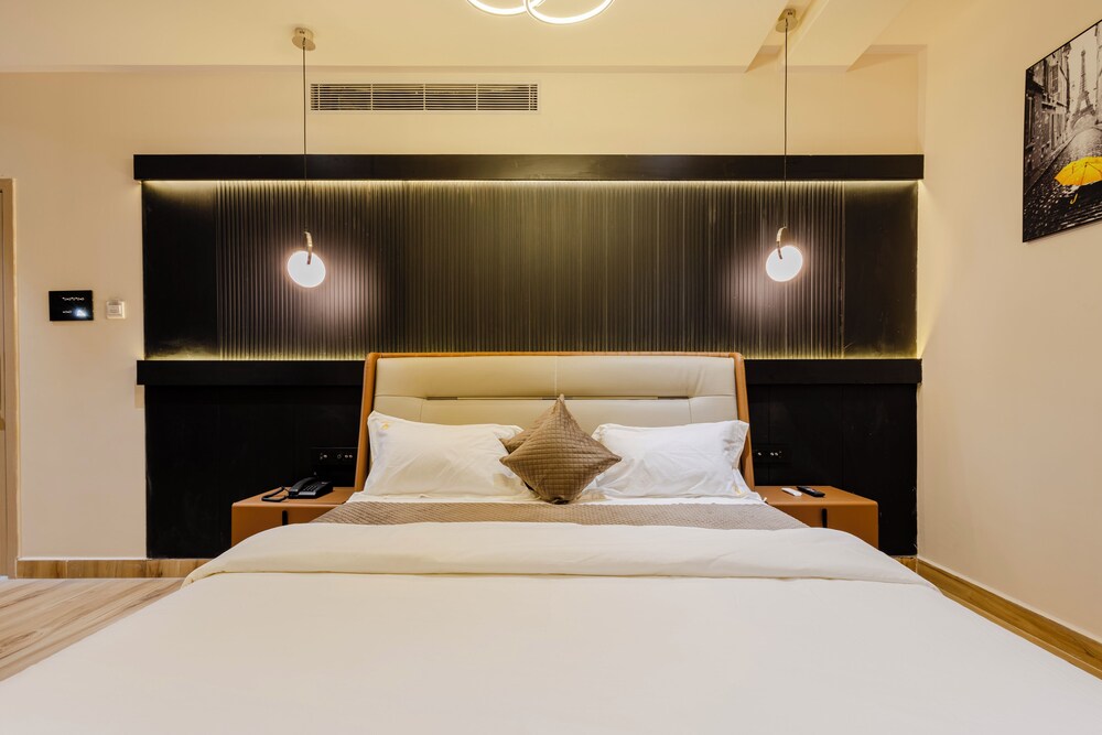 cvrs hotel glass bird