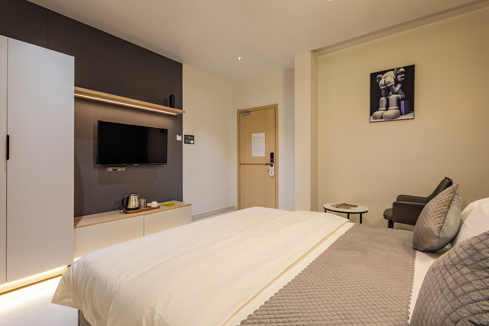 cvrs hotel glass bird