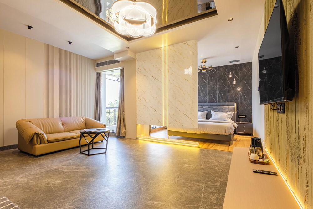 cvrs hotel glass bird