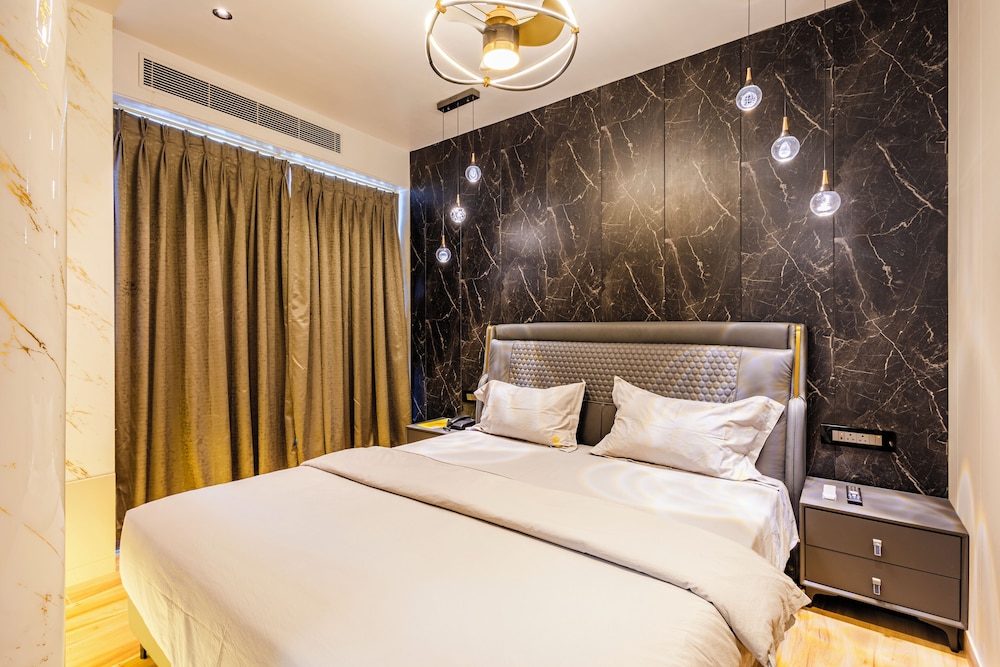 cvrs hotel glass bird