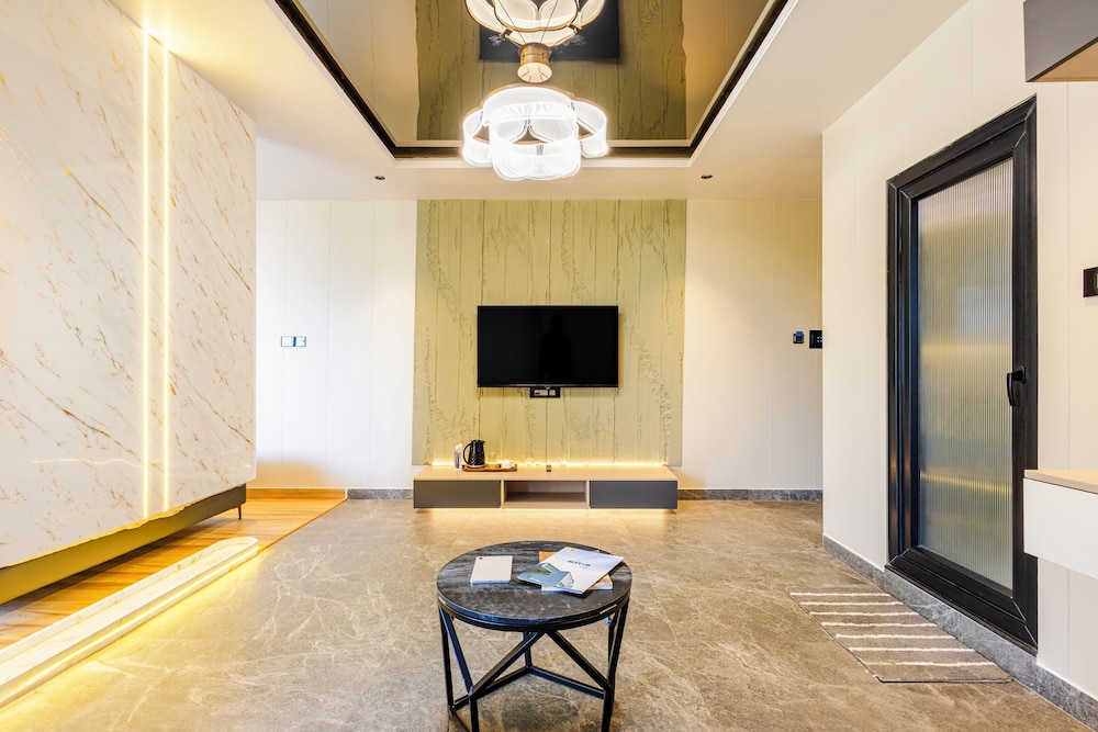 cvrs hotel glass bird