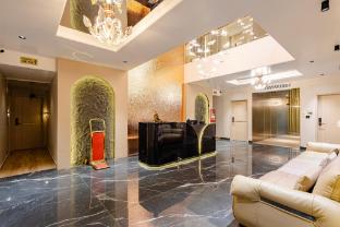 cvrs hotel glass bird