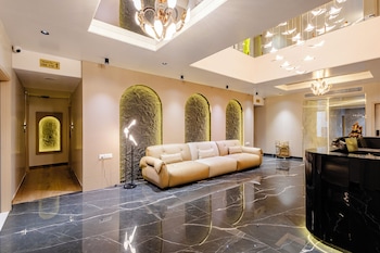 cvrs hotel glass bird