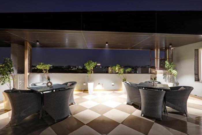 saltstayz premier golf course road and sector 42