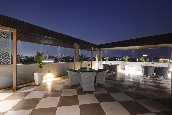 saltstayz premier golf course road and sector 42