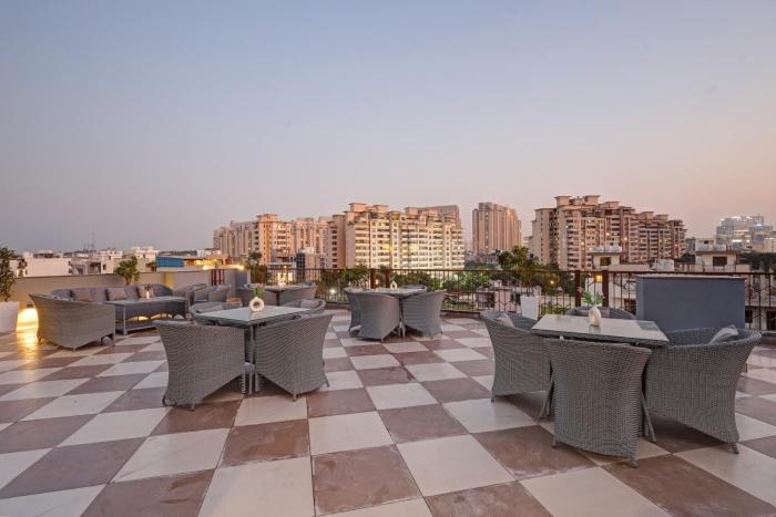 saltstayz premier golf course road and sector 42