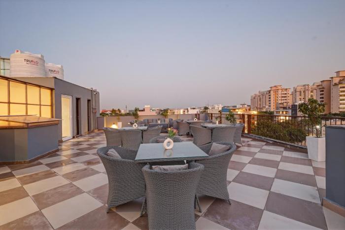 saltstayz premier golf course road and sector 42