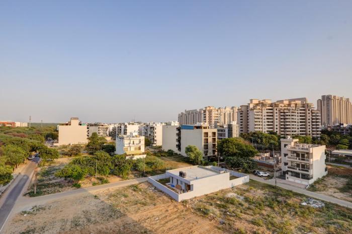 saltstayz premier golf course road and sector 42