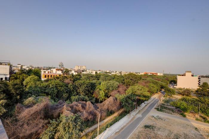 saltstayz premier golf course road and sector 42