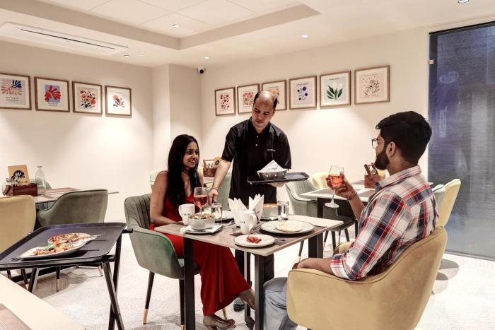 saltstayz premier golf course road and sector 42