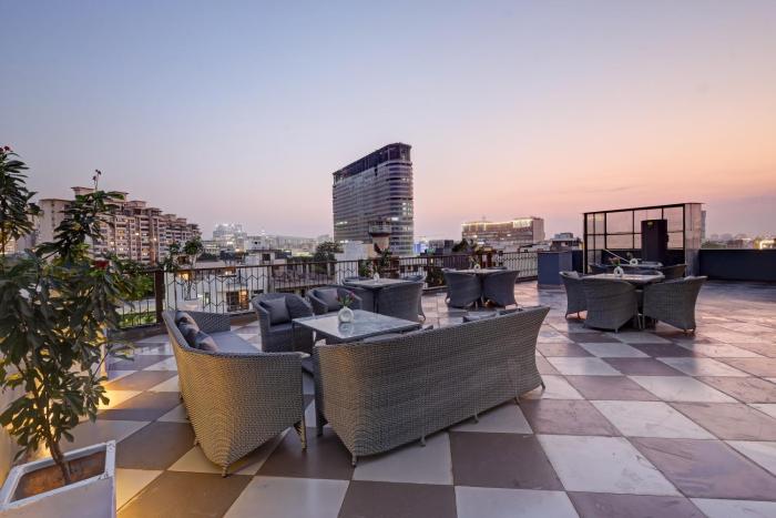 saltstayz premier golf course road and sector 42