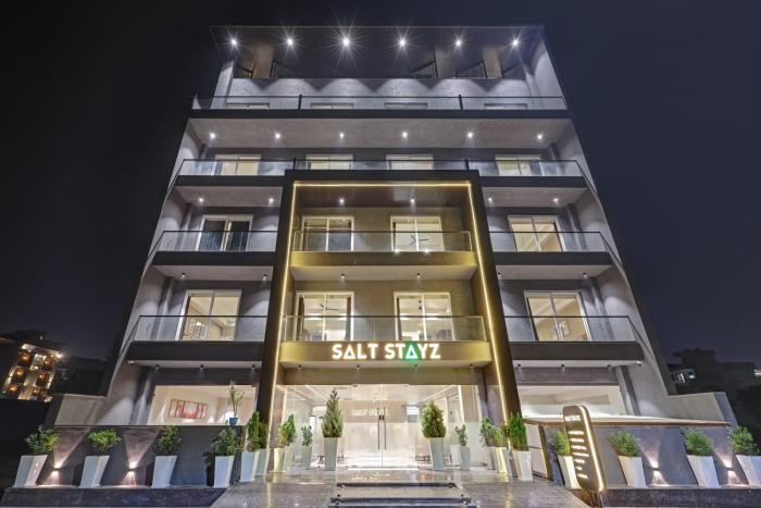 saltstayz premier golf course road and sector 42