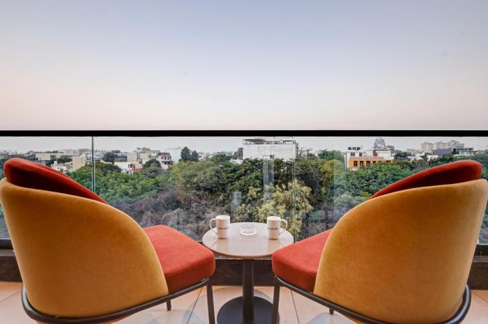 saltstayz premier golf course road and sector 42