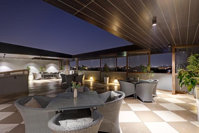 saltstayz premier golf course road and sector 42