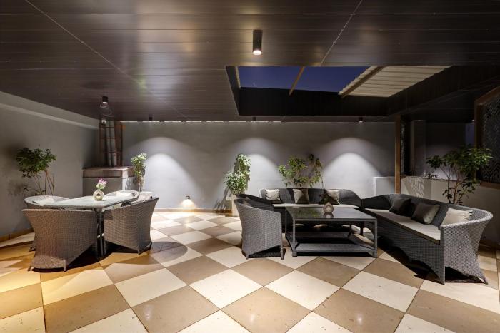 saltstayz premier golf course road and sector 42