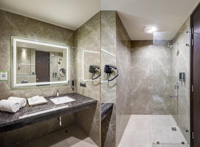 saltstayz premier golf course road and sector 42