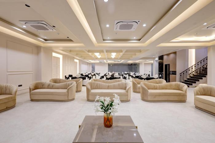 saltstayz premier golf course road and sector 42