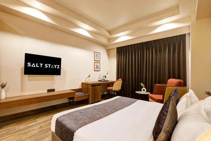 saltstayz premier golf course road and sector 42