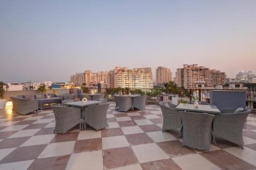 saltstayz premier golf course road and sector 42