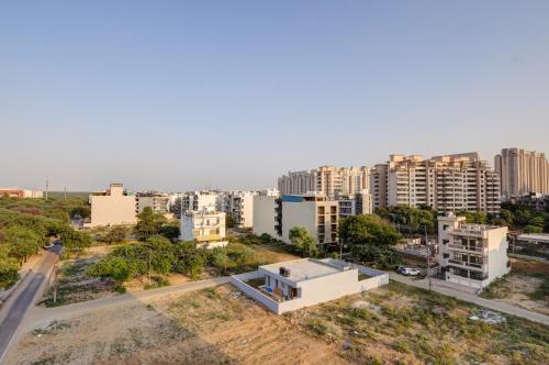 saltstayz premier golf course road and sector 42