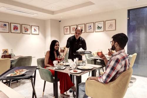 saltstayz premier golf course road and sector 42