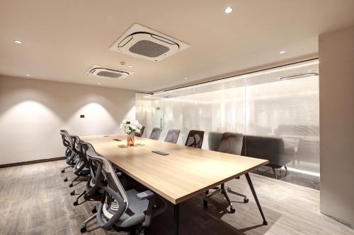 saltstayz premier golf course road and sector 42