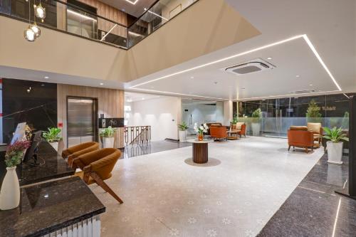 saltstayz premier golf course road and sector 42