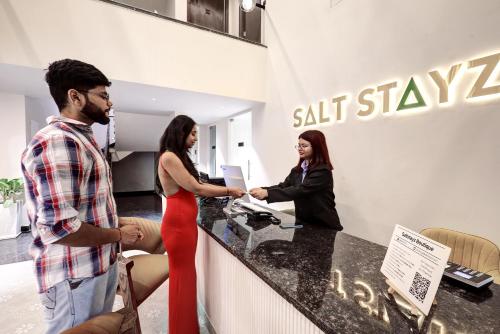 saltstayz premier golf course road and sector 42