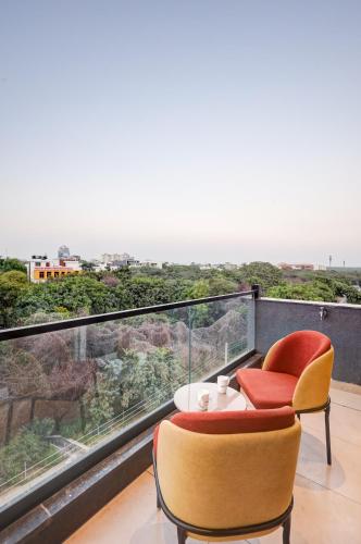 saltstayz premier golf course road and sector 42