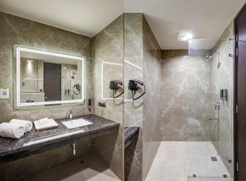 saltstayz premier golf course road and sector 42