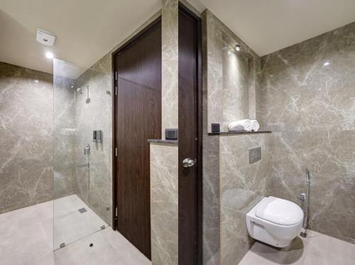 saltstayz premier golf course road and sector 42