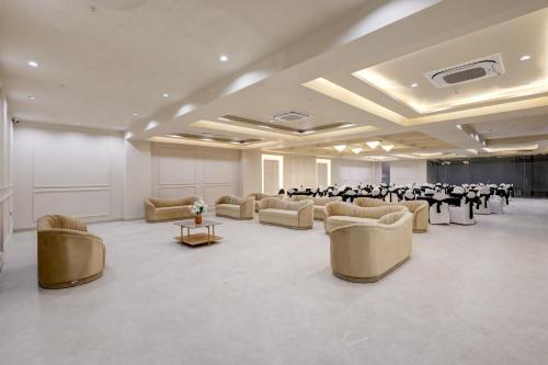 saltstayz premier golf course road and sector 42