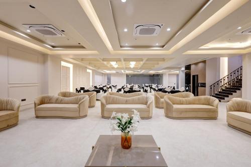 saltstayz premier golf course road and sector 42