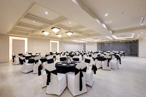 saltstayz premier golf course road and sector 42