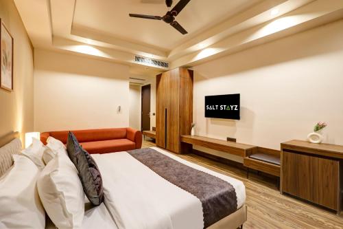 saltstayz premier golf course road and sector 42