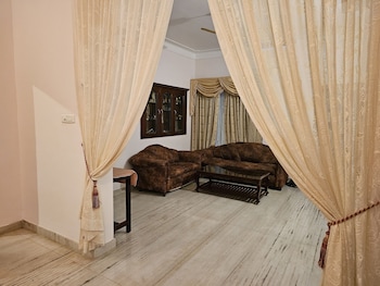 de royale summit home stay