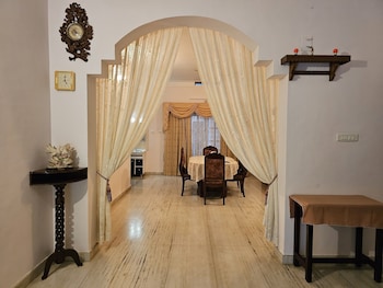 de royale summit home stay