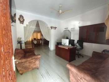 de royale summit home stay